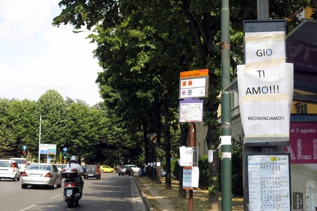 "Gio, ti amo, ricominciamo": i cartelli sugli alberi del viale