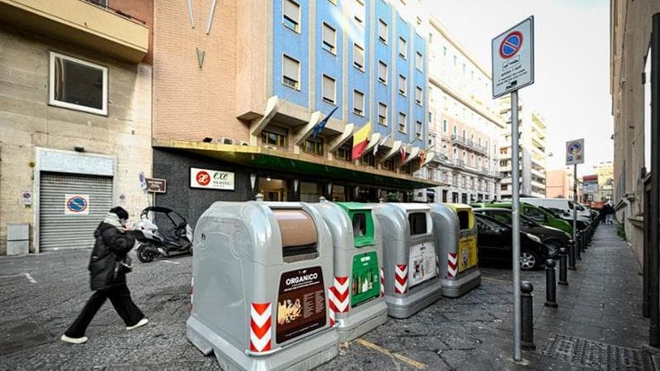 Raccolta differenziata a Napoli: ecco 40 “campane” a Chiaia, niente porta a porta per l’umido