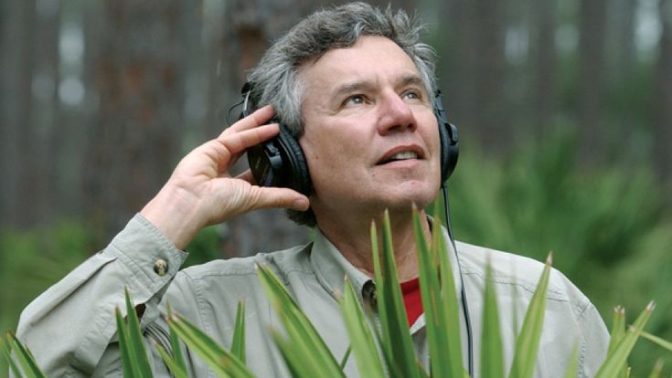 L'uomo che ascolta le voci della natura