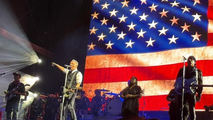 I due volti della bandiera americana