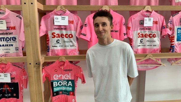 Jai Hindley visita a sorpresa il Museo del Ghisallo e dona la sua maglia rosa