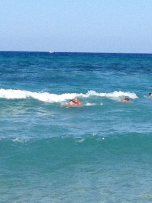 Il medico eroe si tuffa in mare e salva quattra persone