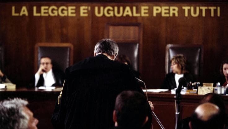 Non ha protetto le figlie piccole dalle molestie dell'ex compagno della moglie: condannato a 11 anni