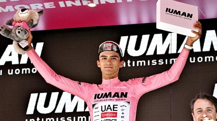 Del Toro, una spallata al Giro: è il primo messicano in rosa. E Pogacar lo “benedice”