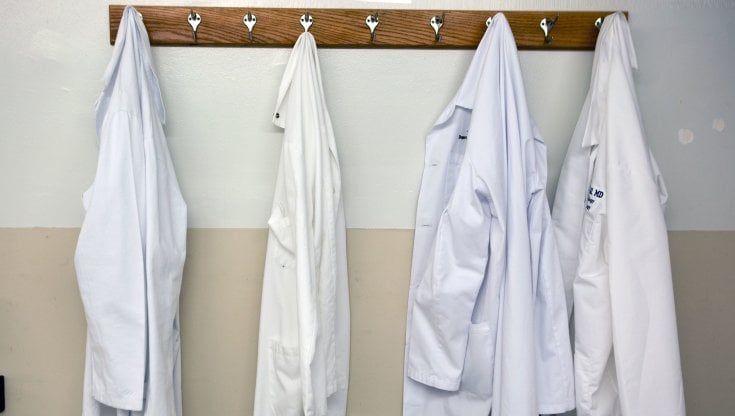 Medici acchiappavoti in Sicilia: la destra arruola all'hub della Fiera