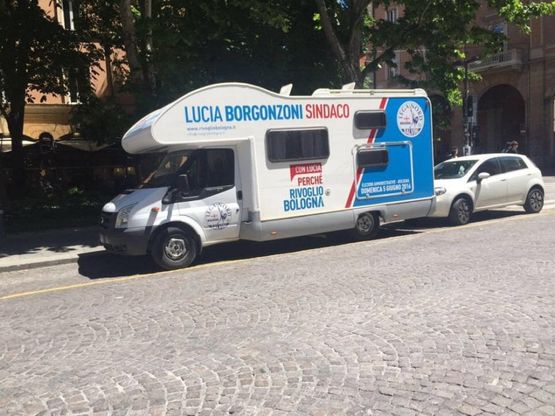 Bologna, il camper della candidata leghista è in divieto di sosta