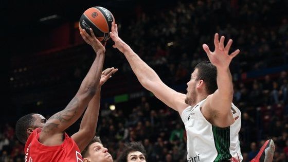 Basket, Eurolega: pazza Olimpia, Milano rimonta e batte il Darussafaka