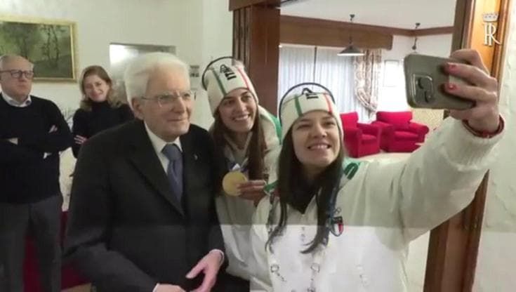 Mattarella con le medaglie d'oro di slittino, Voetter e Oberhofer: "Siete state favolose"