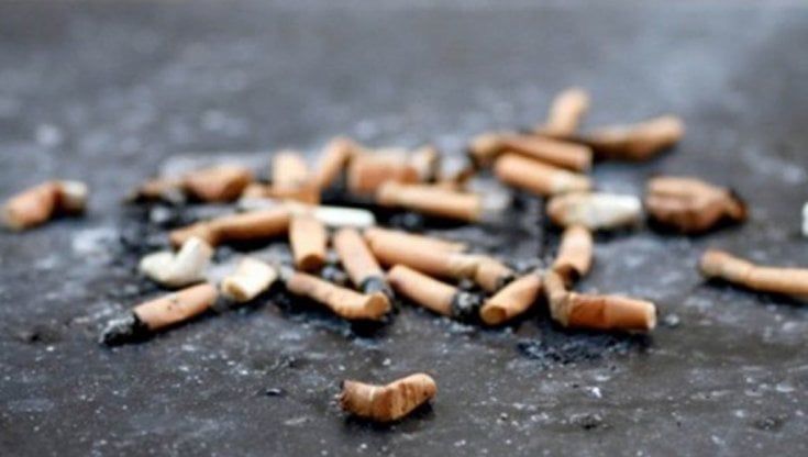 Rifiuti, Pizzarotti all'Anci: "Divieto di fumo all'aperto ridurrebbe i mozziconi"