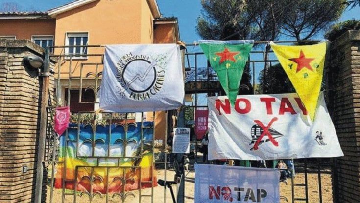 Parco della Caffarella, sgomberata la villa delle attiviste green: "Ma la nostra lotta va avanti"