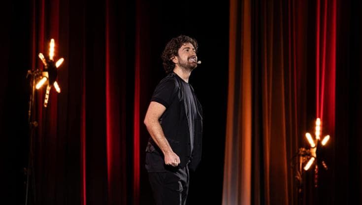 Alessandro Siani, fenomeno a teatro: sfottò per tutti, dal cinismo di Trump agli influencer