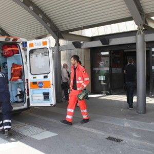 Cade da sei metri, grave ragazza