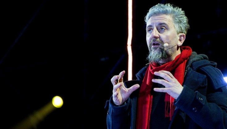 Firenze, in strada il messaggio di Ascanio Celestini: “La neutralità era utile, ma è scomparsa non resta che schierarsi per la pace” 