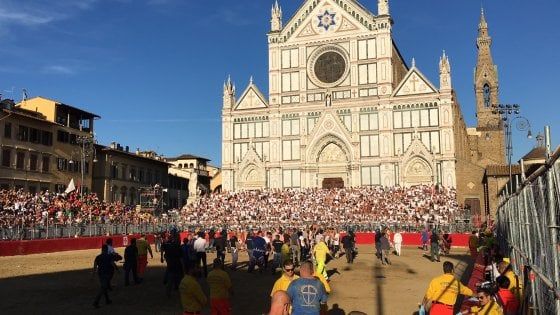 Calcio Storico a Firenze, ferito l'arbitro partita sospesa fra Azzurri e Bianchi: polizia in campo
