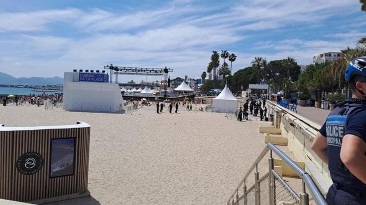 Cannes, falso allarme in spiaggia: allontanati i bagnanti ma erano delle borse abbandonate