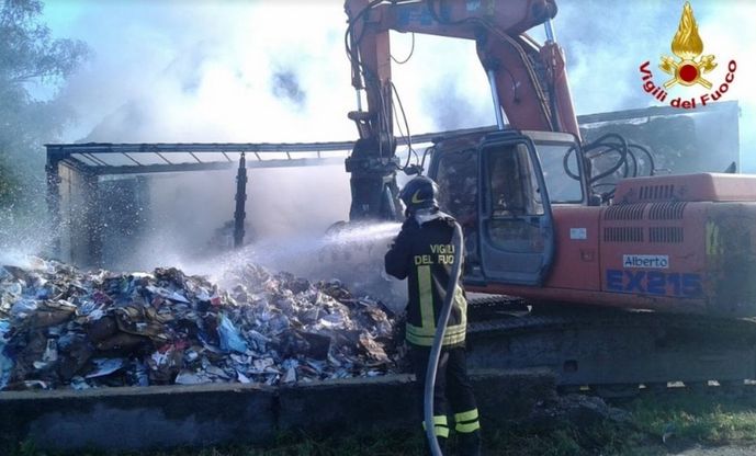 Varese, a fuoco 4 semirimorchi in una cartiera