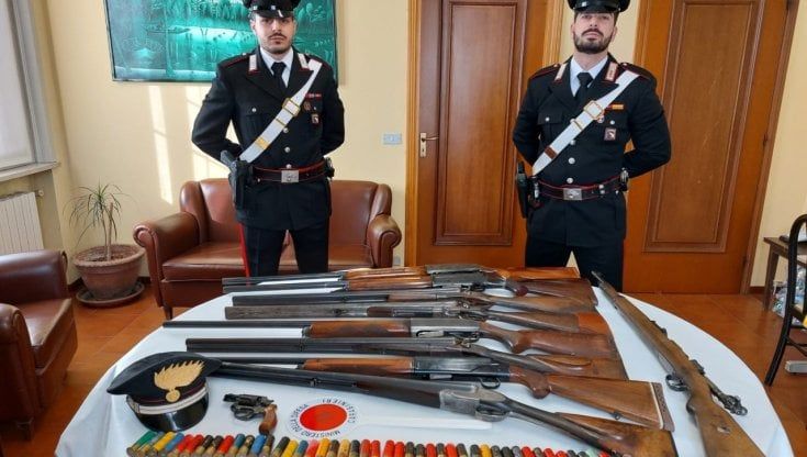 Arsenale in casa: 85enne arrestato per detenzione abusiva di armi e munizioni