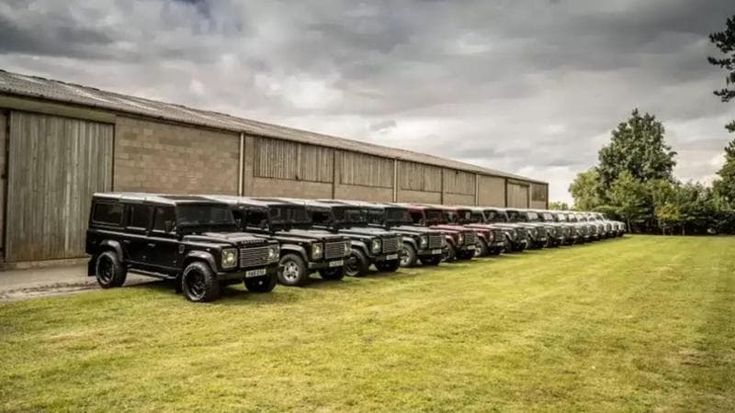Vecchio Defender, l’immortale: un imprenditore inglese ne ha 200 mai usati. E li vende a peso d’oro