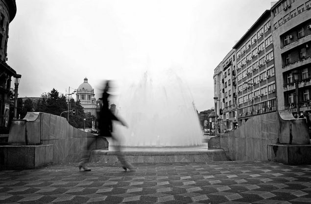Un "fantasma" per le vie di Belgrado: fotografando l'anima urbana