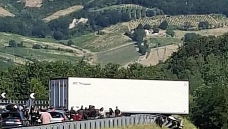 Tir sfonda il guard-rail sulla Napoli-Bari e resta in bilico: A16 chiusa per ore