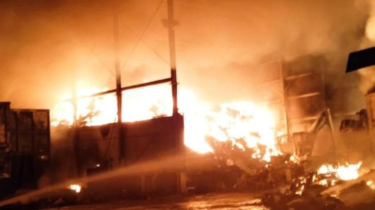 Fasano, maxi rogo in azienda di rifiuti sulla ss16: indagini in corso. Bloccata la circolazione