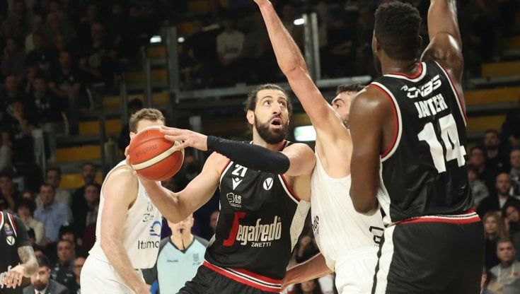 Oltre 12 mila al Forum per Milano-Virtus, il primato dietro i vecchi veleni. Teodosic out