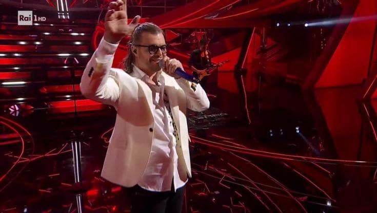 Sanremo, Grignani come Blanco: non si sente in cuffia e interrompe il brano, ma la reazione è diversa