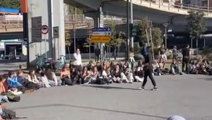 La protesta degli studenti con presidi, cortei e occupazioni