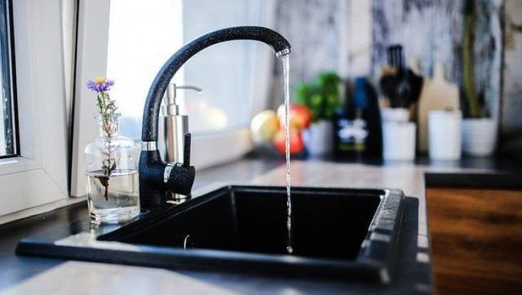 Caro energia, anche il costo dell'acqua è alle stelle. "Roma intervenga, o non saremo in grado di garantirla" 