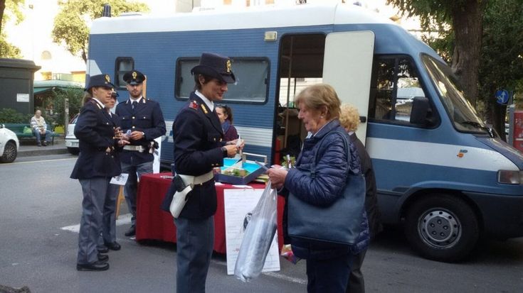 Genova, fa tappa il camper della polizia contro disagio giovanile
