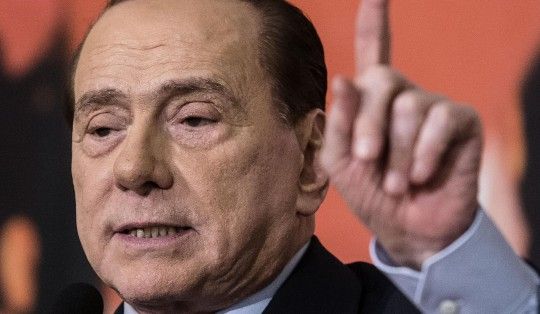 Berlusconi attacca Renzi e insulta Grillo: "A Bruxelles allargano i cessi..."