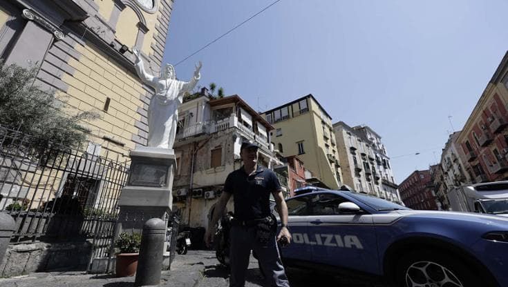 Spari ai Quartieri Spagnoli, poi un kalashnikov terrorizza Montesanto. La “guerra” dei giovani
