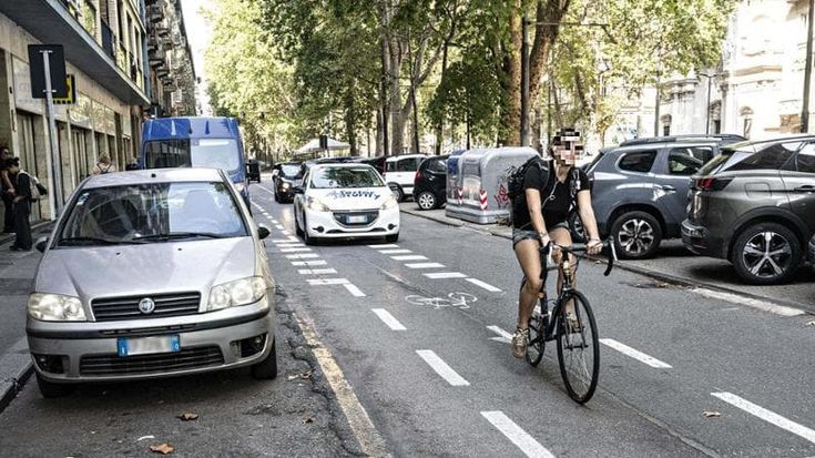 Gli esperti: “La strada condivisa riduce il numero di incidenti ma serve rispetto per le bici”