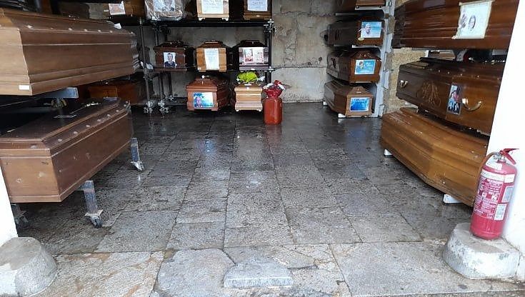 Cimitero dei Rotoli,  via i primi feretri dai depositi