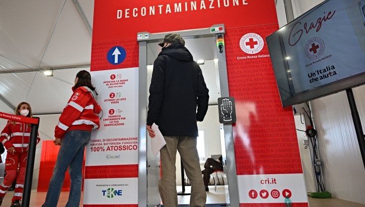 Covid, nel Lazio lite sui vaccini ai detenuti. Salvini: "Roba da matti". D'Amato: "Sei un maramaldo"