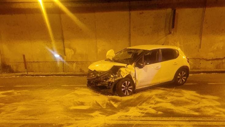 Vico Equense, scontro tra due auto nella galleria di Pozzano: morta una donna, due feriti