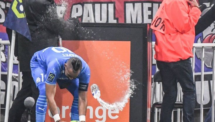 Ligue 1, ancora violenza: sospesa Lione-Marsiglia, bottiglia su Payet