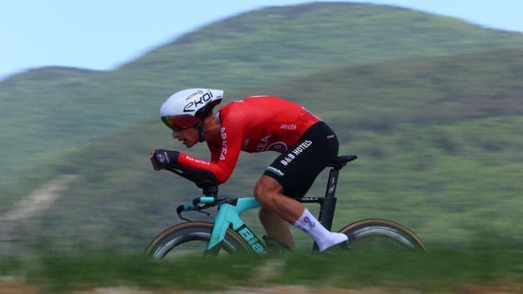 Giro d’Italia, Biermans è caduto in un burrone scendendo dal Mortirolo: “Sono scivolato per 30 metri”