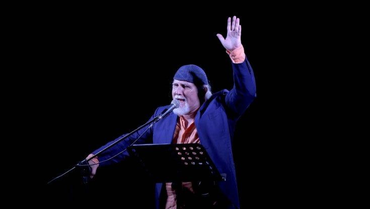 Moni Ovadia e la "clausura" da Covid: "Scrivo, leggo Brecht e vedo i film di Lino Banfi"
