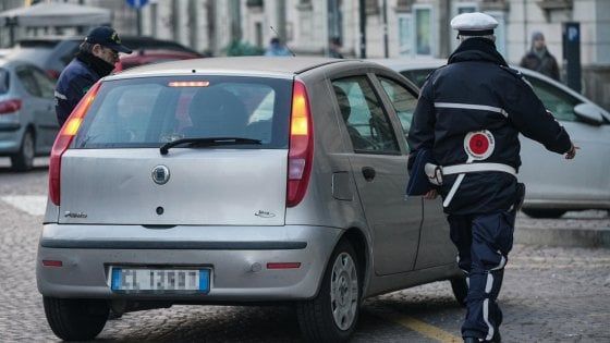 Lasciano i figli in auto nel parcheggio, coppia denunciata per abbandono di minori