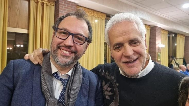 Formigoni torna in pubblico e va alla cena natalizia di Forza Italia tra selfie, benedizioni e critiche a Fontana