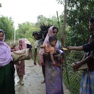 Suu Kyi non va all'Onu. Appello del Bangladesh alla Birmania: "Riprendete i 300mila profughi Rohingya" 