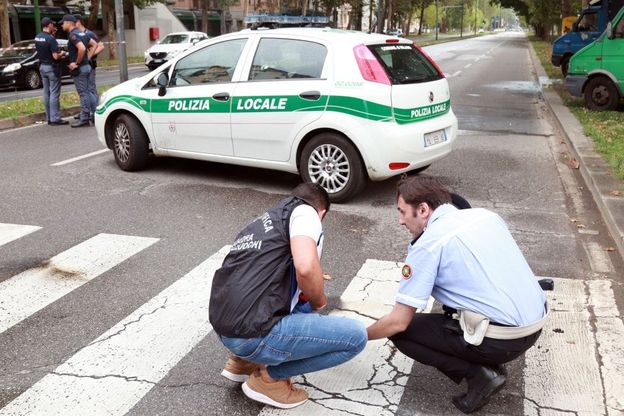 Milano, giovane si dà fuoco in strada: la Scientifica sul posto per i rilievi