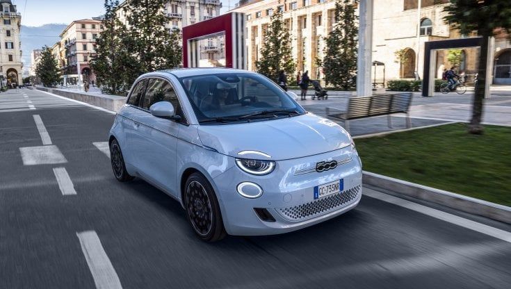 La Fiat 500 elettrica debutta in Israele. La prima volta fuori dall'Europa