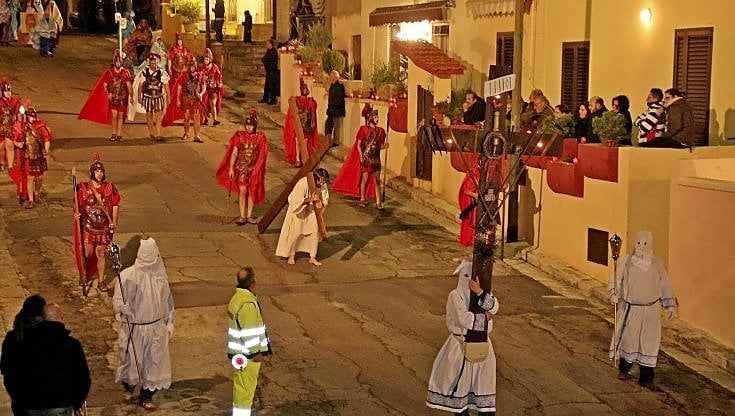A Casarano la curia vuole una "processione dei Misteri sobria e senza figuranti", ma i fedeli non ci stanno. E scoppia la polemica