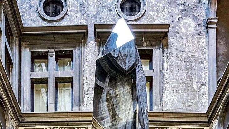 Pezzi di pace di Limosani opera di punta. La cifra di Tornabuoni è la visione internazionale