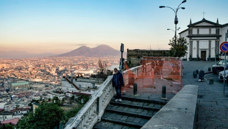 San Martino, la direttrice pulisce rifiuti ed erbacce: i commercianti applaudono 