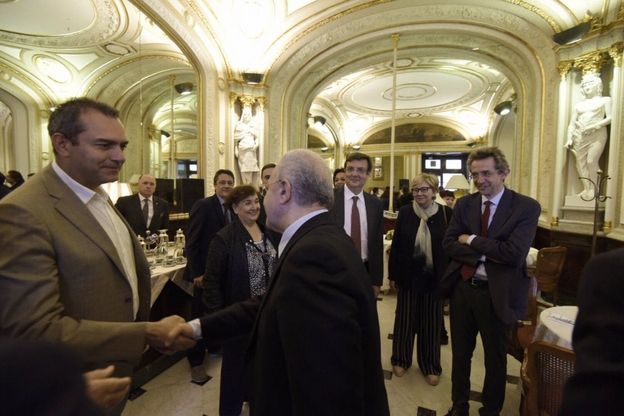 Stretta di mano tra De Luca e de Magistris all'inaugurazione di Furturo Remoto in piazza Plebiscito