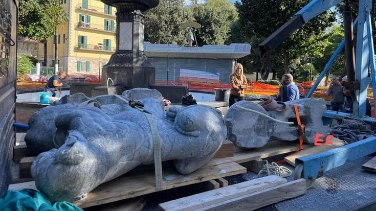 Napoli, i leoni di pietra tornano al loro posto: dopo 40 anni decorano la Fontana degli Incanti a Posillipo