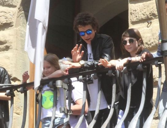 Fan in piazza della Signoria per gli attori della serie "Braccialetti Rossi"